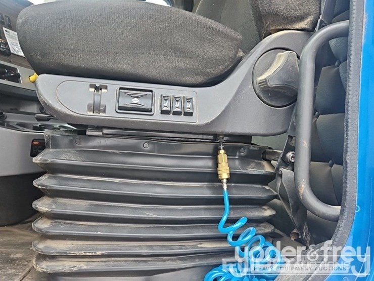 2019-freightliner-122sd-image-46
