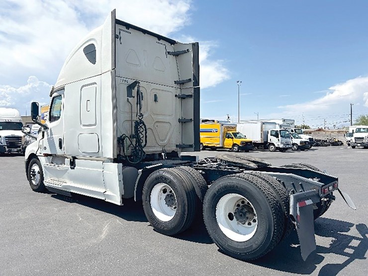 2020-freightliner-cascadia-126-image-2