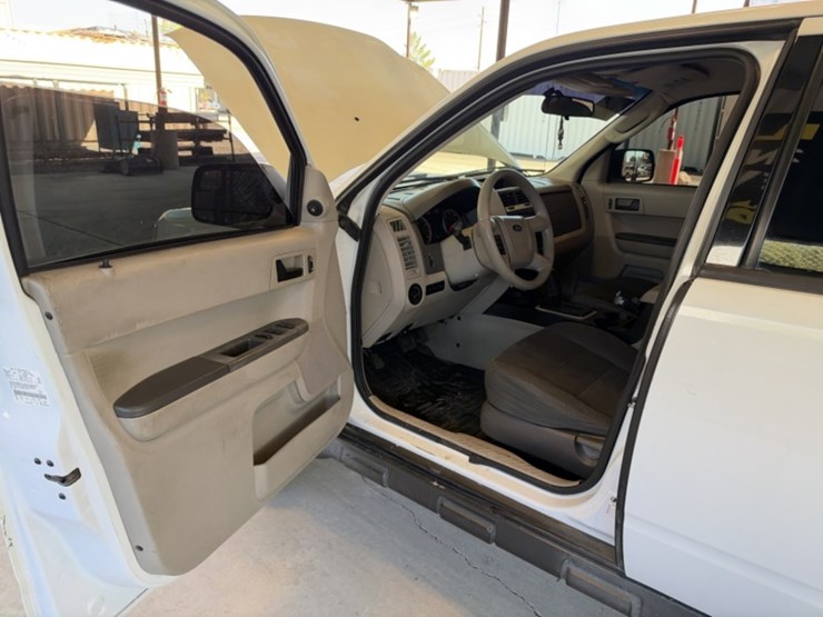 2011-ford-escape-image-27