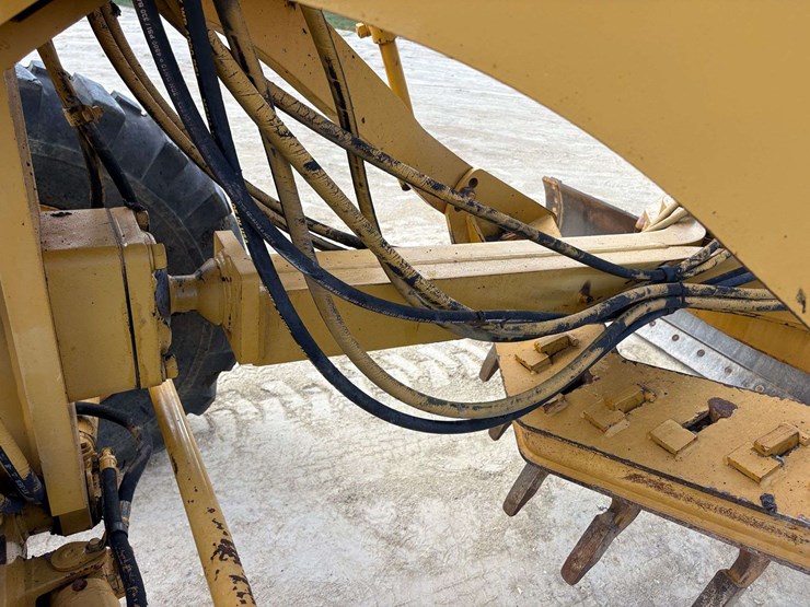2001-caterpillar-12h-image-22
