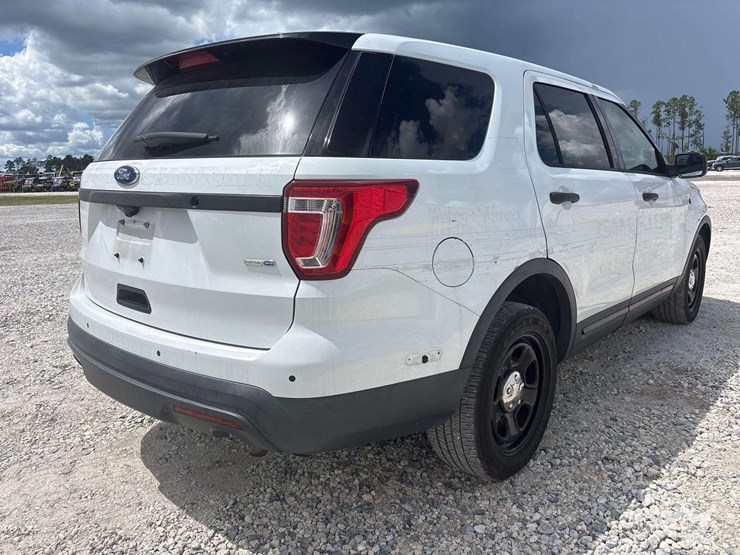2016-ford-explorer-image-3