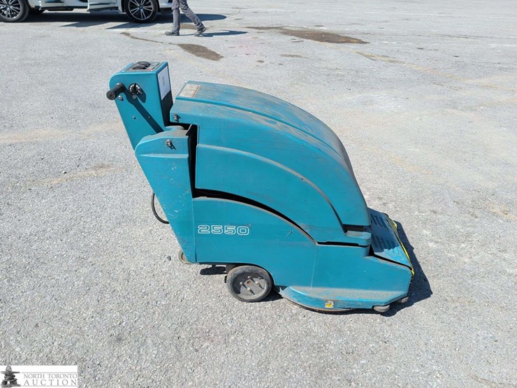 non-operable-tennant-2550-floor-scrubber-image-4
