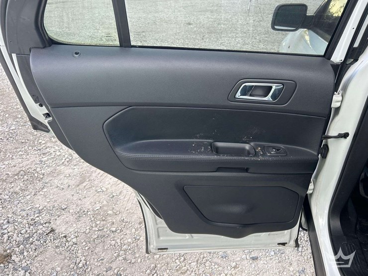 2016-ford-explorer-image-22