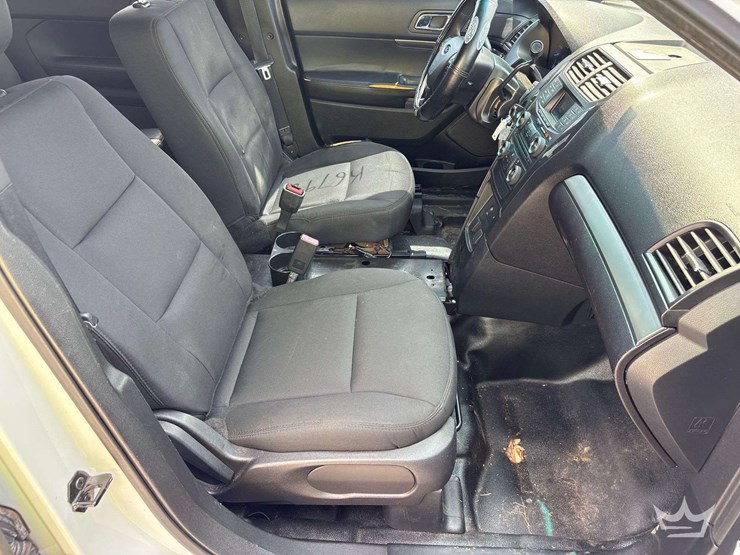 2016-ford-explorer-image-23