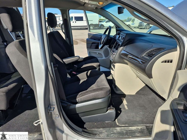 2017-dodge-grand-caravan-sxt-image-24