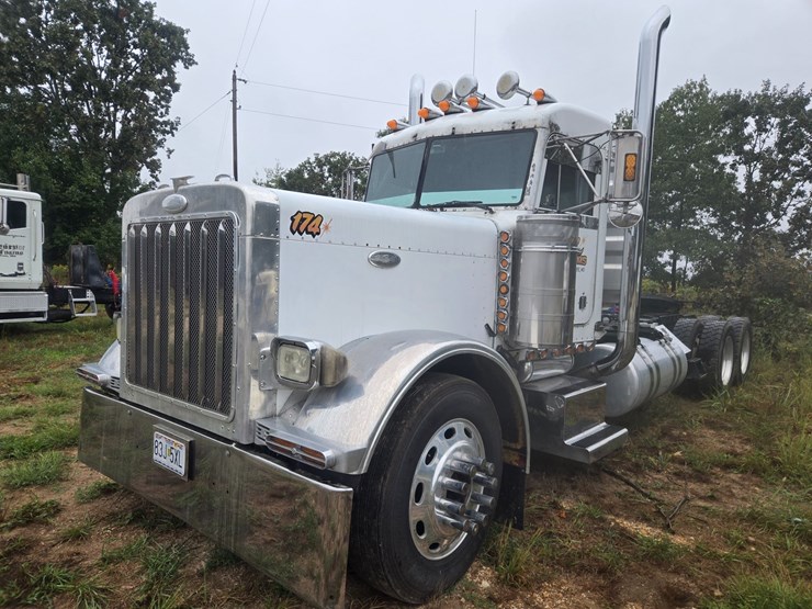 2000-peterbilt-379-image-1