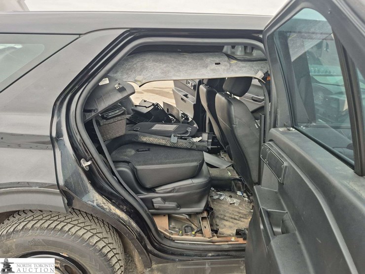 2021-ford-explorer-image-28