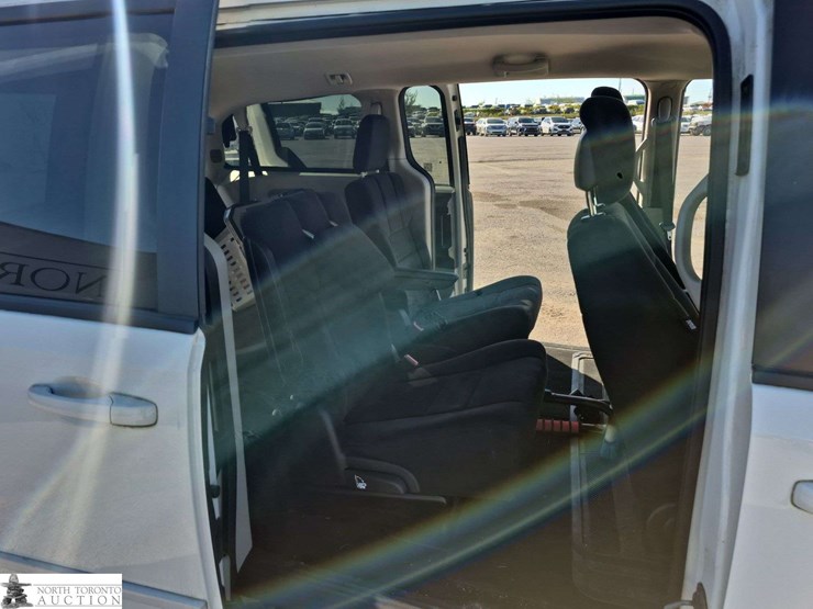 2011-dodge-grand-caravan-se-image-24