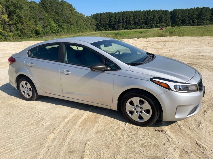 2017-kia-forte-4-door-sedan-(181,895-miles)-image-4