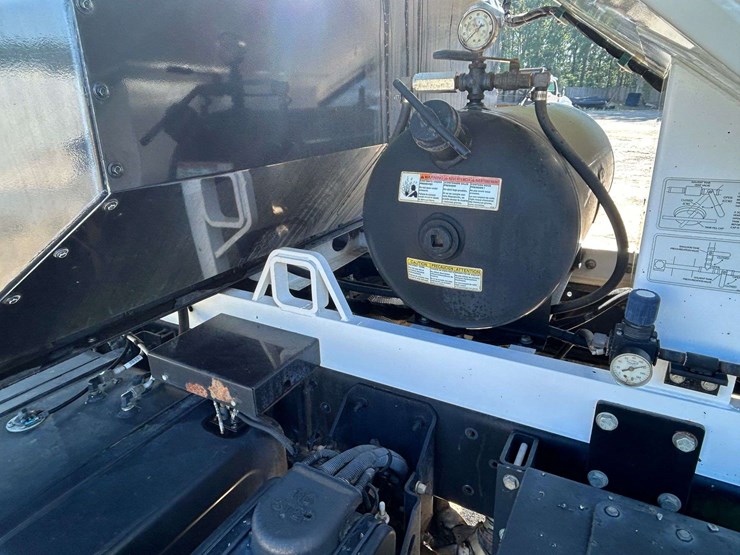 2015-peterbilt-220-image-55