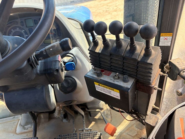 2004-new-holland-ts100a-image-15