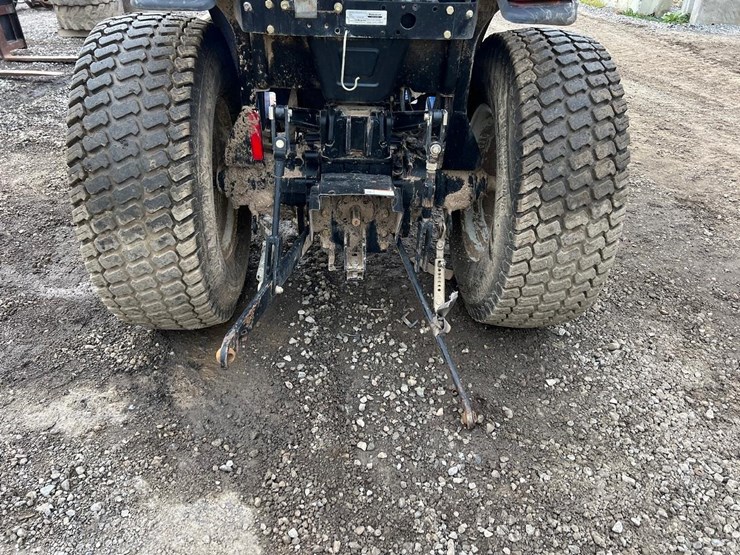 2015-new-holland-workmaster-33-image-4