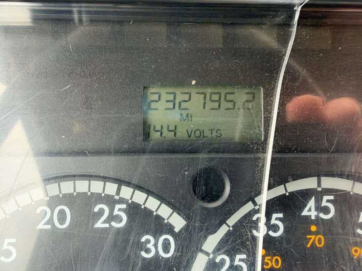 2003-freightliner-fl70-image-27