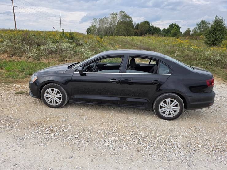 #25322-•-2017-volkswagen-jetta-passenger-car-image-6