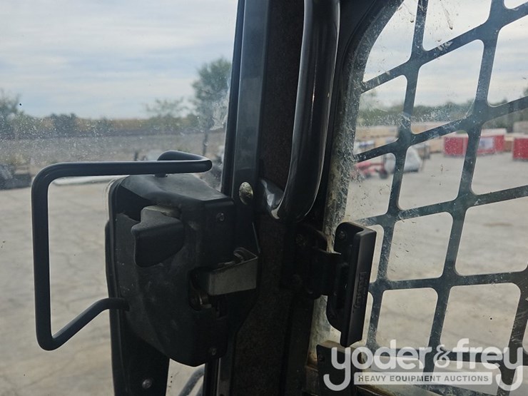 2021-deere-333g-image-41