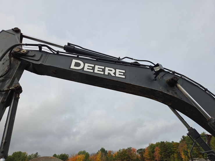 2017-deere-245g-lc-image-21