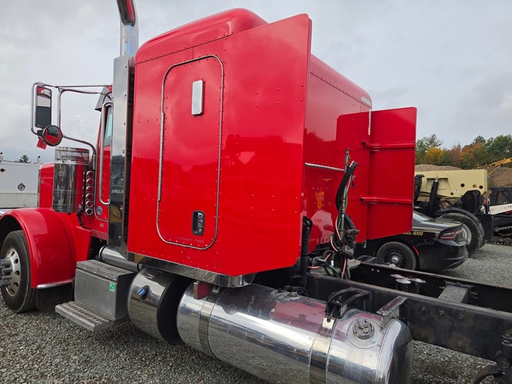 #1408-•-2014-peterbilt-388-sleeper-cab-truck-tractor-image-22