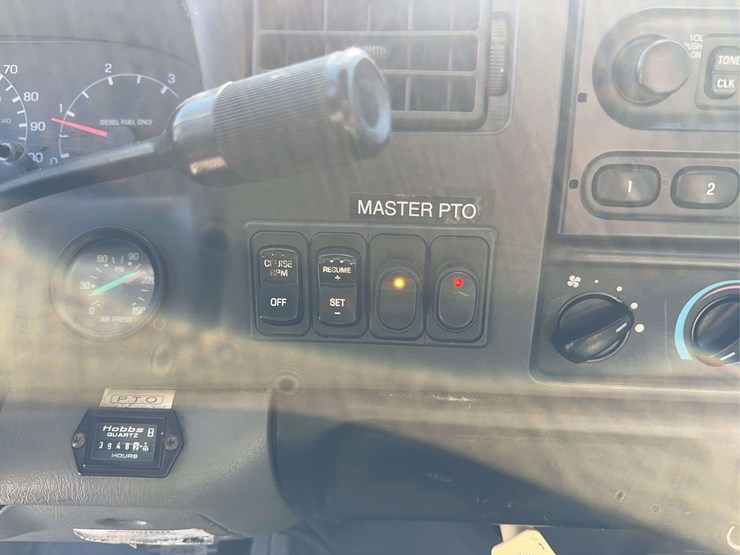 2005-ford-f750-xl-image-24