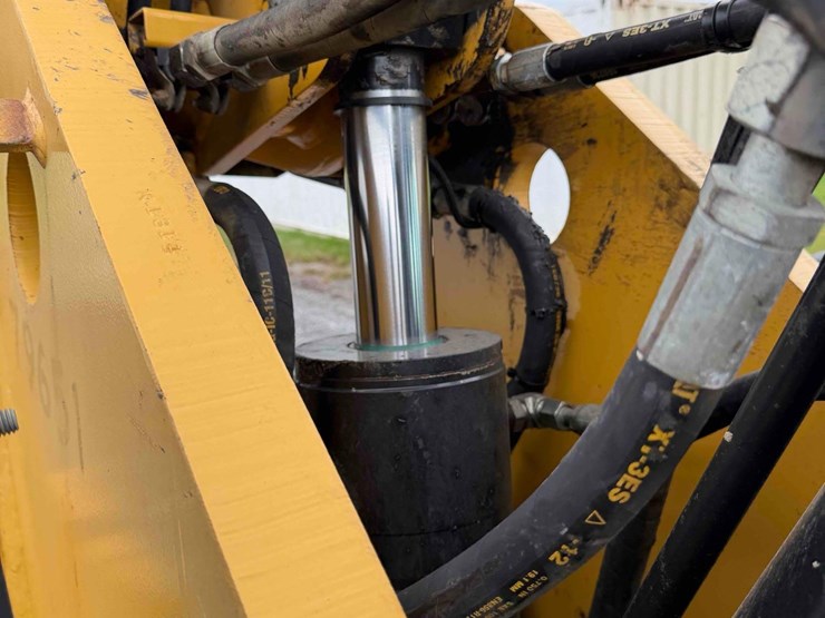 2013-caterpillar-tl943c-image-18