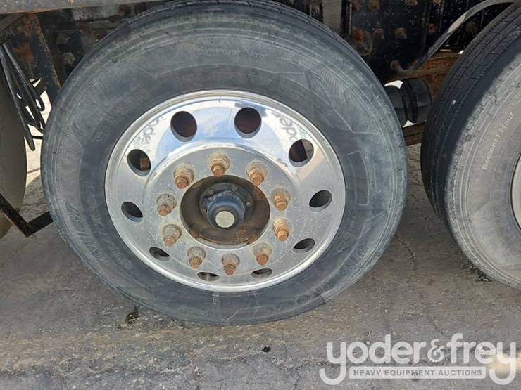 2019-freightliner-122sd-image-23