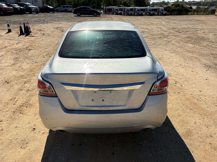 2015-nissan-altima-4-door-sedan-(270,918-miles)-image-6