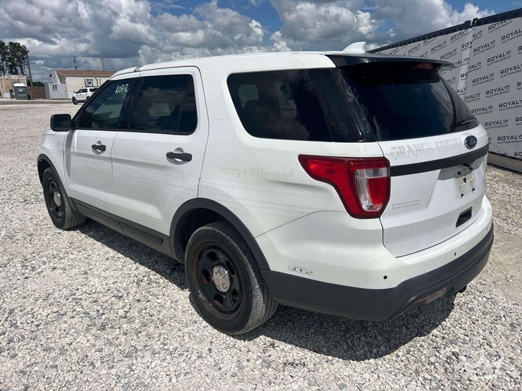 2016-ford-explorer-image-4