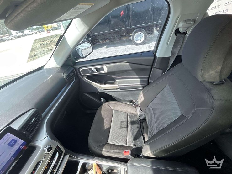2022-ford-explorer-image-18