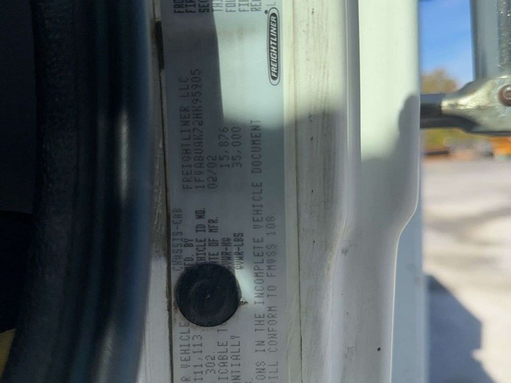 2002-freightliner-fl70-image-29