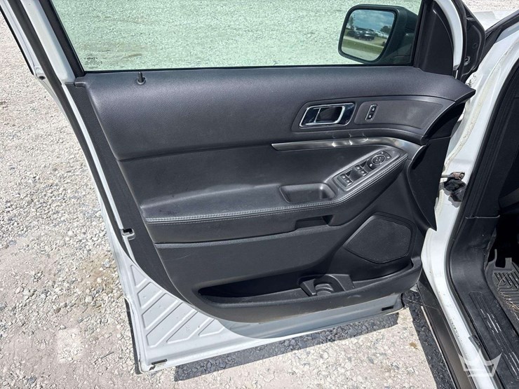 2016-ford-explorer-image-16