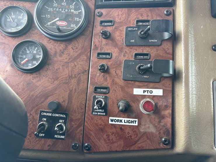 2007-peterbilt-335-image-52