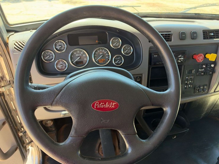 2020-peterbilt-348-image-13