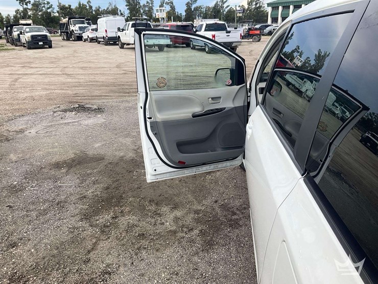 2013-toyota-sienna-image-8