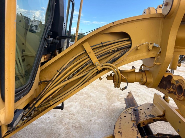2001-caterpillar-12h-image-36