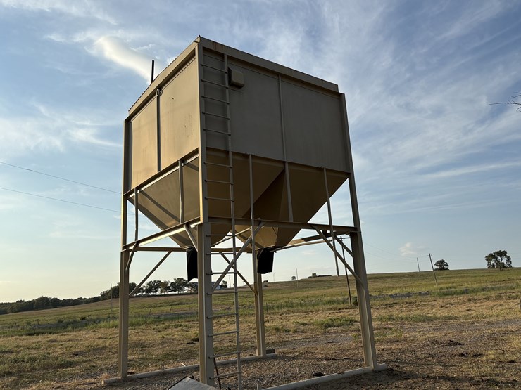 overhead-2-compartment-feed-bin-image-3