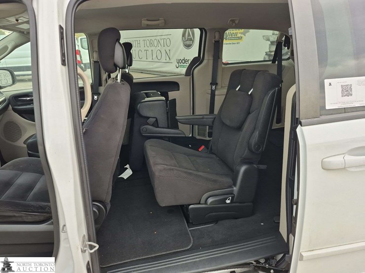 2014-dodge-grand-caravan-sxt-image-14