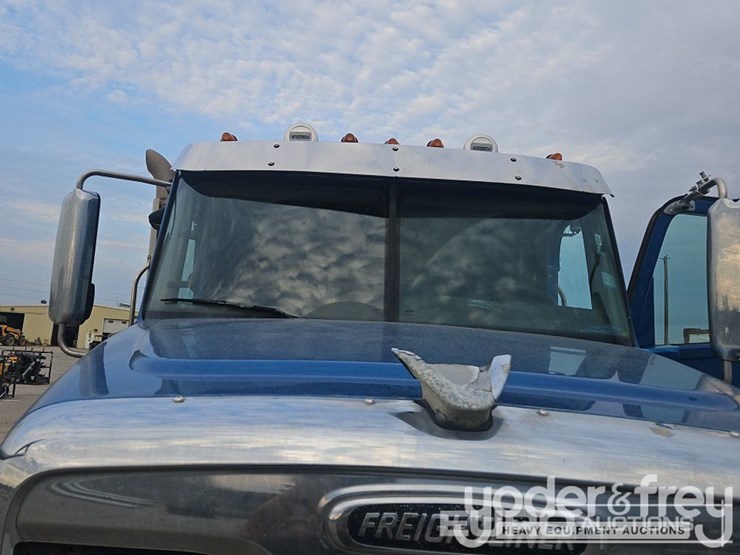 2019-freightliner-122sd-image-48
