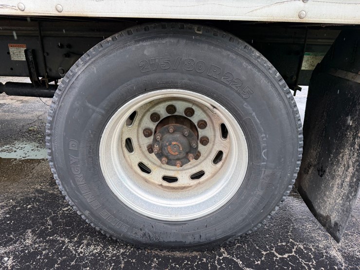2010-freightliner-m2-106-image-69