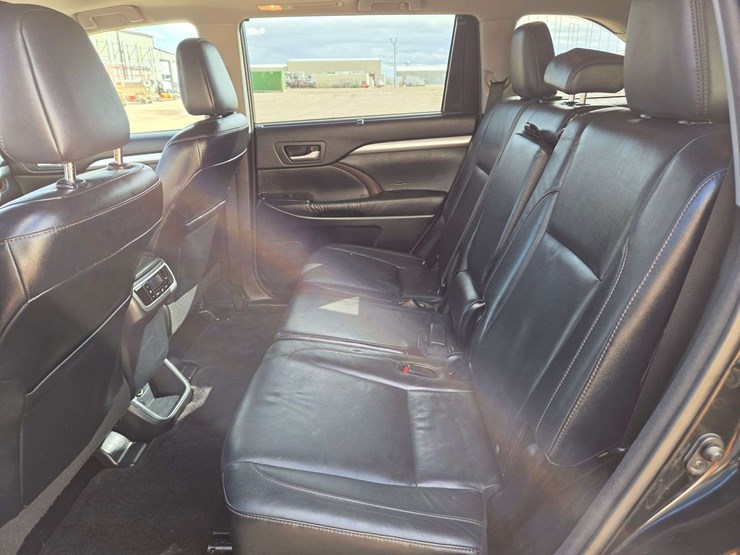 2015-toyota-highlander-xle-image-16