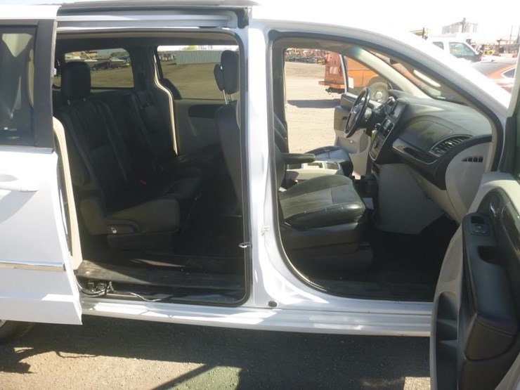 2016-chrysler-town-&-country-image-9