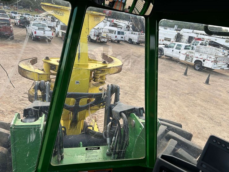 2017-deere-843l-image-11