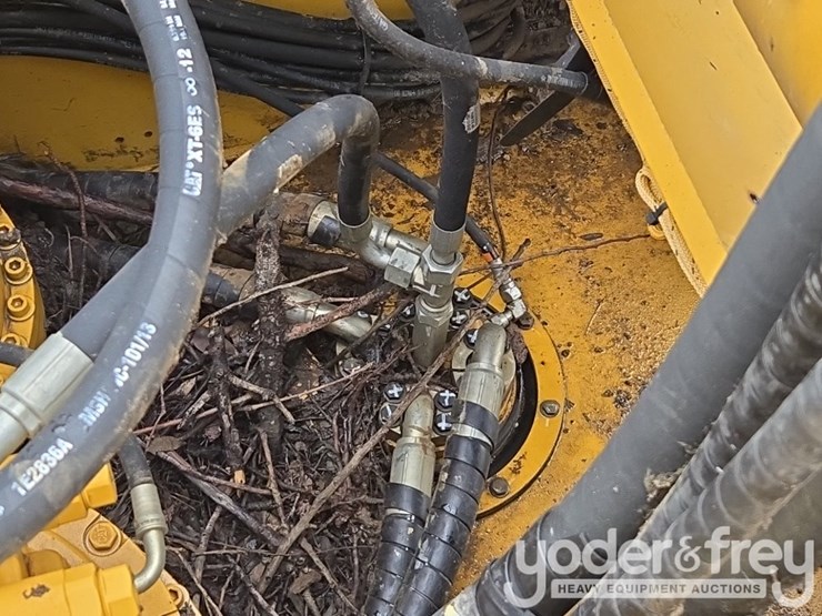 2020-caterpillar-352-image-58