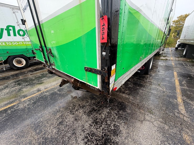 2010-freightliner-m2-106-image-29