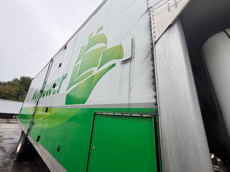 2010-freightliner-m2-106-image-24