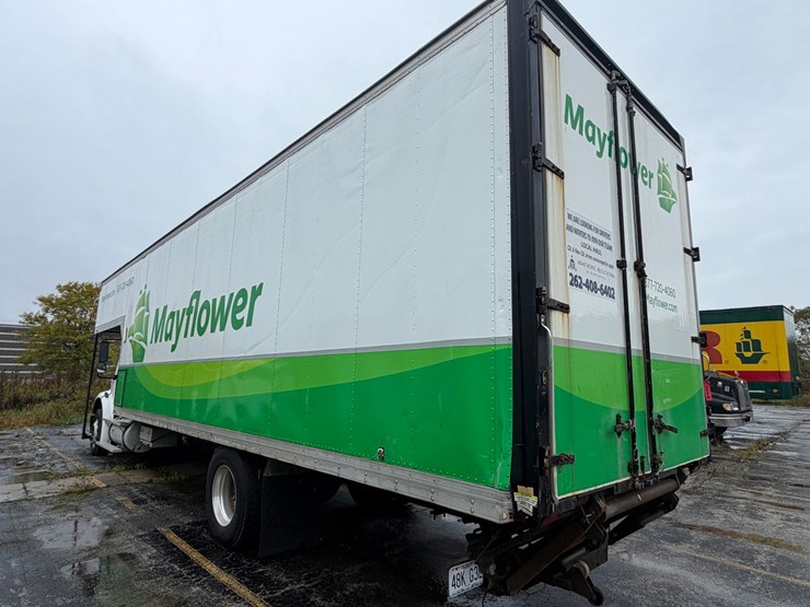 2010-freightliner-m2-106-image-3