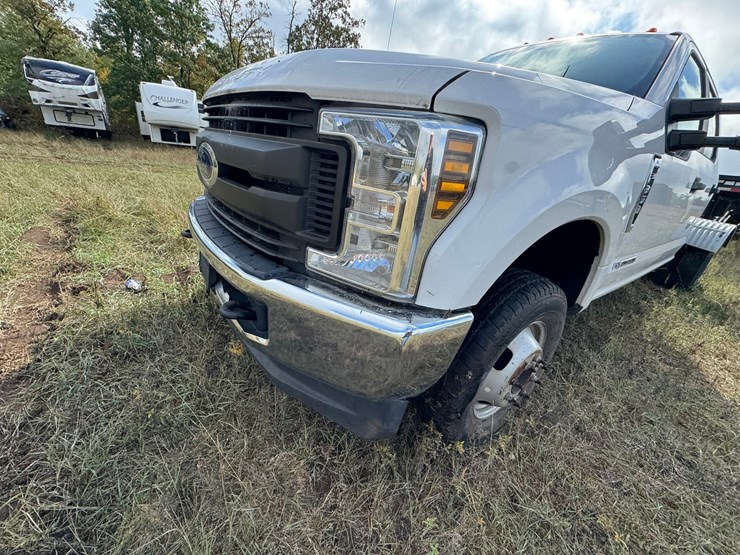 2019-ford-f350-xl-image-11