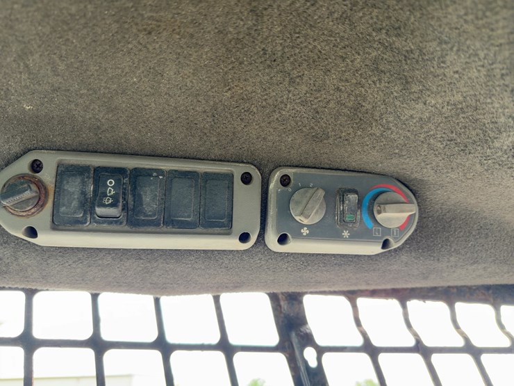 2009-bobcat-s220-image-17