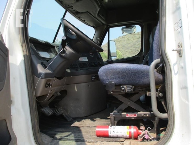 2012-freightliner-cascadia-113-image-7