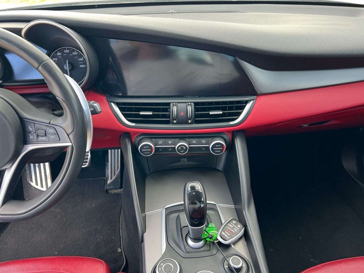 2019-alfa-romeo-giulia-4-door-sedan-(105,950-miles)-image-13