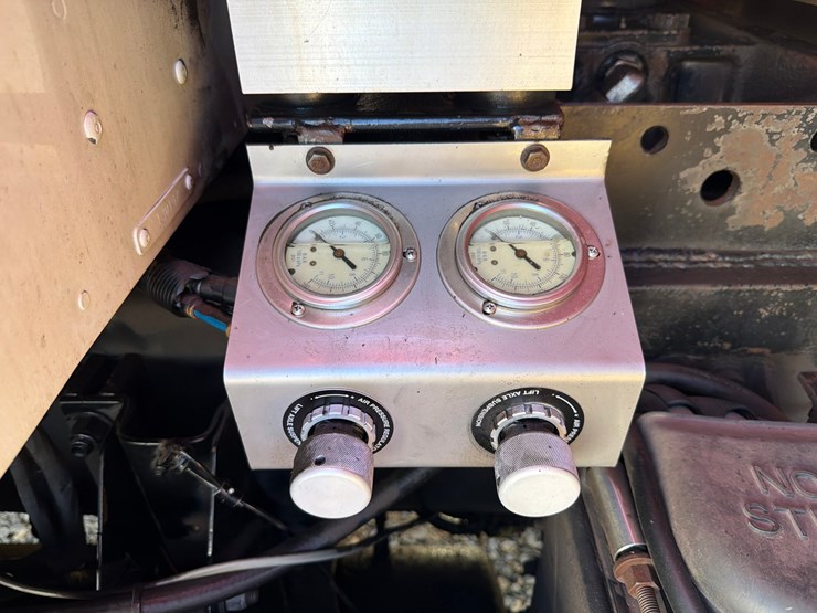 2016-kenworth-t880-image-16