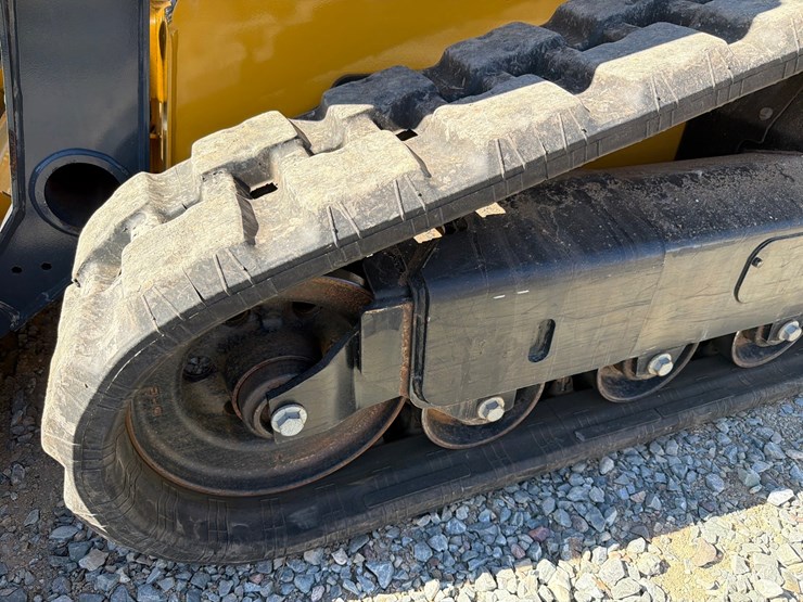 2018-deere-323d-image-17